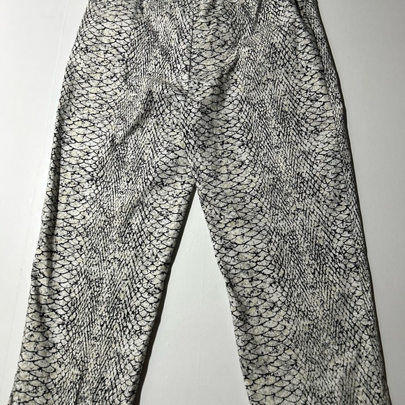 Zach and Rachel women’s 12 crop pants with geometric pattern with tummy control - Picture 5 of 6